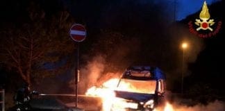 Cinque Terre – Pulmino in fiamme a Manarola, salvi i turisti