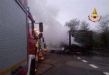 Autostrada A12, autotreno distrutto da un incendio: intervento dei Vigili del Fuoco