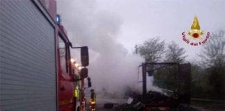 Autostrada A12, autotreno distrutto da un incendio: intervento dei Vigili del Fuoco