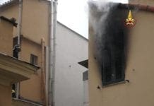 Genova San Fruttuoso, incendio in abitazione. Donna tratta in salvo da pompieri fuori servizio