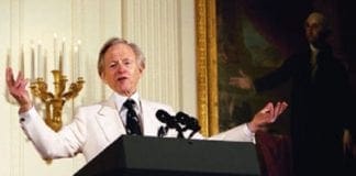 Morto Tom Wolfe, autore del romanzo “Il falò delle vanità”