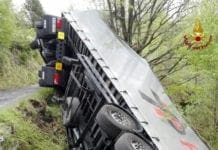 Segue il navigatore e precipita in una scarpata con il camion