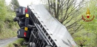 Segue il navigatore e precipita in una scarpata con il camion