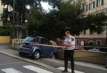 Auto contro il marciapiede a Castelletto, malore o manovra errata