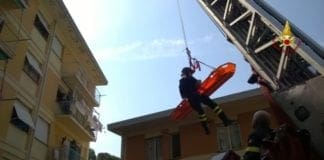 Genova Multedo, pompieri intervengono per permettere ad anziana di raggiungere ospedale