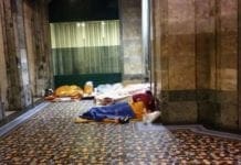 Genova – Bivaccano sotto i portici di piazza della Vittoria: allontanate 10 persone