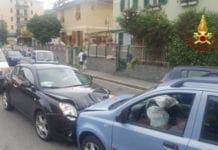 Pontedecimo, scontro frontale tra due auto in via Gallino