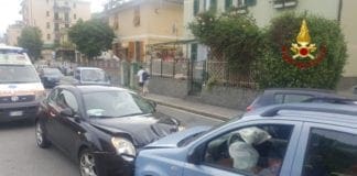 Pontedecimo, scontro frontale tra due auto in via Gallino