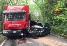 Frontale tra auto e furgone in via Carso, ferita una donna