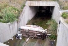 Borzoli, autocarro sfonda il guard rail e finisce nel torrente Chiaravagna