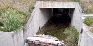 Borzoli, autocarro sfonda il guard rail e finisce nel torrente Chiaravagna