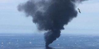 Yacht in fiamme al largo dell’Isola Palmaria, ora è emergenza inquinamento