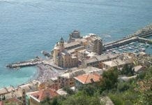 Camogli, multe fino a 500 euro per chi cammina a torso nudo, scalzo e in costume