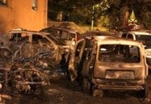 Incendio a Borgoratti, in fiamme auto e scooter