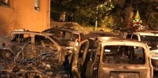 Incendio a Borgoratti, in fiamme auto e scooter