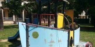 Quarto – Mamme si trasformano in operai e rimettono a nuovo parco giochi