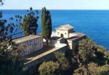 Selfie tra le tombe alle Cinque Terre, chiude il cimitero di Manarola