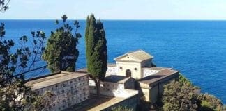 Selfie tra le tombe alle Cinque Terre, chiude il cimitero di Manarola