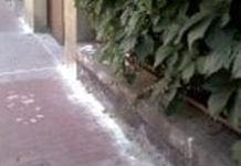 Polveri misteriose su marciapiedi e davanti ai negozi e scatta la psicosi