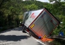 Tir fuori strada per un errore del navigatore