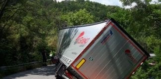 Autostrada A10 chiusa nella notte, tre Tir finiscono incastrati a Orco Feglino
