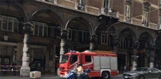 Via XX settembre, si stacca un pezzo di intonaco: intervento dei Vigili del Fuoco – VIDEO –