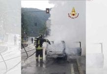 Campoligure, auto in fiamme in via Gramsci