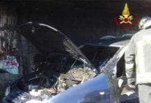 Sestri Ponente – Auto distrutta dalle fiamme in via Siffredi