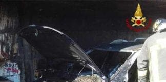 Sestri Ponente – Auto distrutta dalle fiamme in via Siffredi