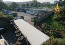 Albissola – Tir precipita dall’autostrada A10