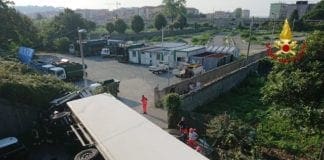 Albissola – Tir precipita dall’autostrada A10