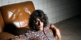 Motta canta “Dov’è l’Italia” per la sua prima volta a Sanremo