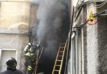 Magazzino in fiamme a Sestri Ponente