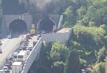 Autostrada A12, veicolo in fiamme: due chilometri di coda