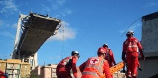 Crollo ponte Morandi, tra le macerie con i soccorsi – FOTO