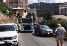 Marassi – Traffico bloccato in via Robino per un Suv, non passa il bus e l’ambulanza