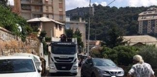 Marassi – Traffico bloccato in via Robino per un Suv, non passa il bus e l’ambulanza