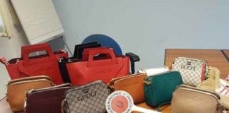Centro Storico, vende merce contraffatta: inseguito ed arrestato