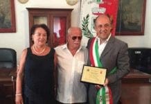 In vacanza da 55 anni a Laigueglia, il sindaco premia il signor Conrad