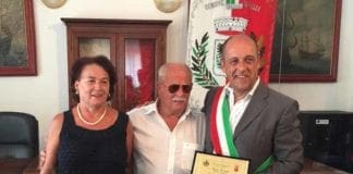 In vacanza da 55 anni a Laigueglia, il sindaco premia il signor Conrad