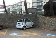Genova, occupa due posteggi per disabili per fare la spesa, la protesta sui social