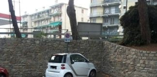 Genova, occupa due posteggi per disabili per fare la spesa, la protesta sui social