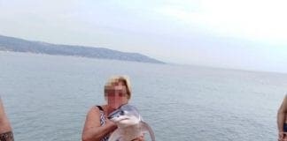 Squalo a riva a Soverato, i bagnanti lo usano per scattare selfie