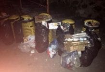 Bidoni stracolmi sulle spiagge libere del Ponente