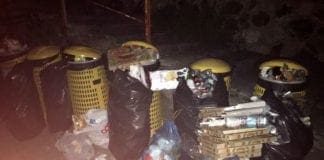 Bidoni stracolmi sulle spiagge libere del Ponente