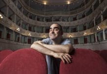 Teatro – Elio porta in scena “Il Grigio” di Giorgio Gaber e Sandro Luporini