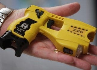 Vannacci attacca la sindaca Salis sui Taser: unica alternativa una calibro 9 taser
