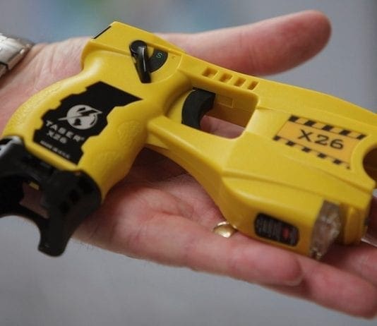 Vannacci attacca la sindaca Salis sui Taser: unica alternativa una calibro 9 taser