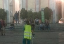 Genova, spazzini Amiu ridotti a lavorare con secchi tenuti insieme con il nastro adesivo