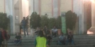 Genova, spazzini Amiu ridotti a lavorare con secchi tenuti insieme con il nastro adesivo